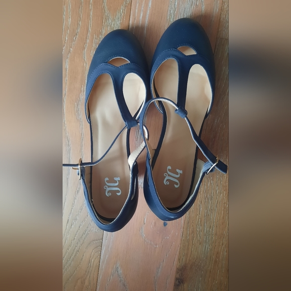 Journee Collection Womens T-Strap Round Toe Mary Jane Pumps - Picture 8 of 9